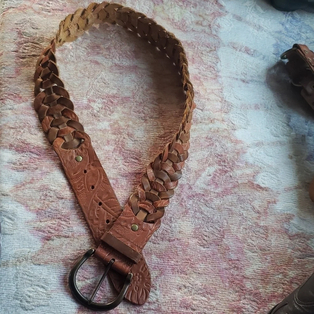 Floral embosed breided brown leather woman belt